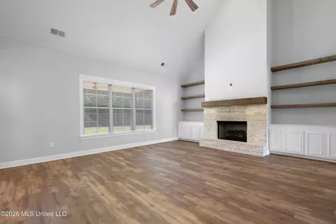 Living - 4325 Jenny Ln, Hernando, MS 38632 photo 1 of 2