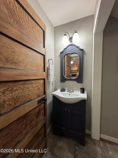 Bath - 128 SE Jones St, Flora, MS 39071 photo 2 of 4