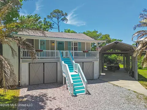 22 Wolfe St, Bay Saint Louis, MS 39520