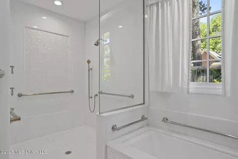 Bath - 2086 Culleywood Rd, Jackson, MS 39211 photo 15 of 16