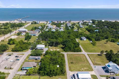 306 Perron St, Waveland, MS 39576