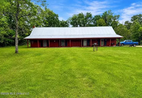 1077 Cleveland St, Hazlehurst, MS 39083