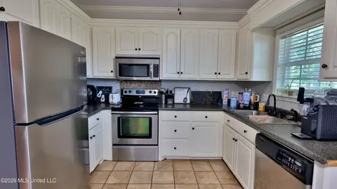 Kitchen - 246 Cherry Bark Dr, Brandon, MS 39047 photo 1 of 3