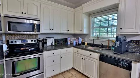 Kitchen - 246 Cherry Bark Dr, Brandon, MS 39047 photo 2 of 3