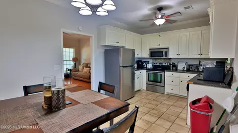 Kitchen - 246 Cherry Bark Dr, Brandon, MS 39047 photo 3 of 3