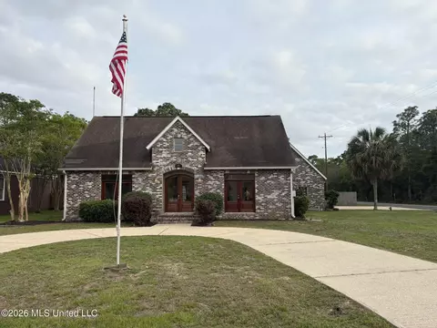5601 Woody End Rd, Ocean Springs, MS 39564