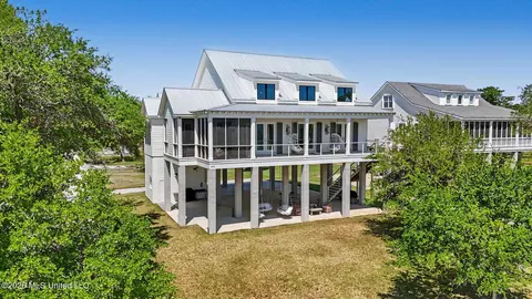 805 N Beach Blvd, Waveland, MS 39576