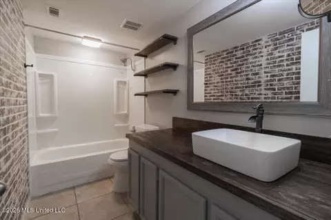 Bath - 30 Fox Glen Cv, Brandon, MS 39042 photo 1 of 3