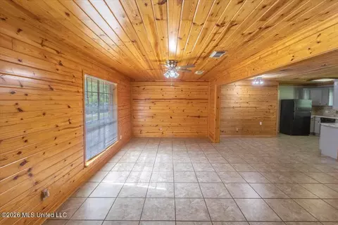 Living - 30 Fox Glen Cv, Brandon, MS 39042 photo 2 of 3