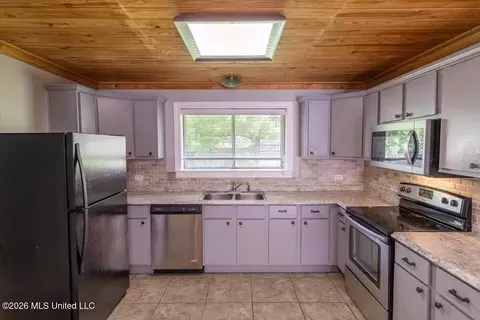 Kitchen - 30 Fox Glen Cv, Brandon, MS 39042 photo 2 of 2