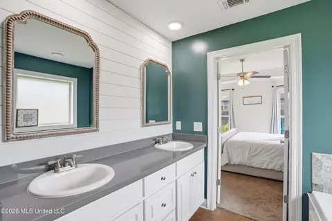 Bath - 710 Parkdale Pl, Brandon, MS 39042 photo 1 of 2