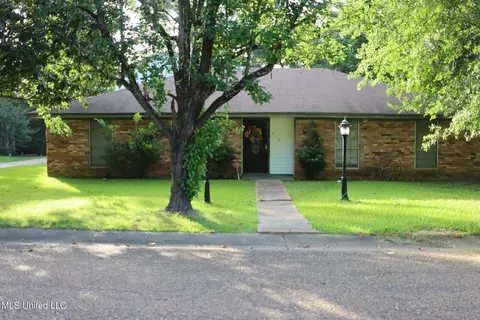 219 Lake Cove Dr, Jackson, MS 39212