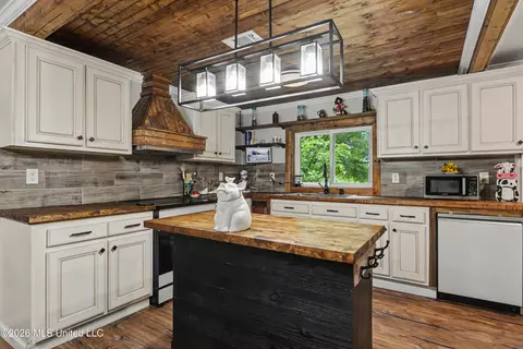 Kitchen - 3298 Ms-613 Hwy, Lucedale, MS 39452 photo 1 of 3