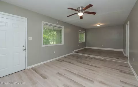 Living - 3229 Ridgeland Dr, Jackson, MS 39212 photo 2 of 3