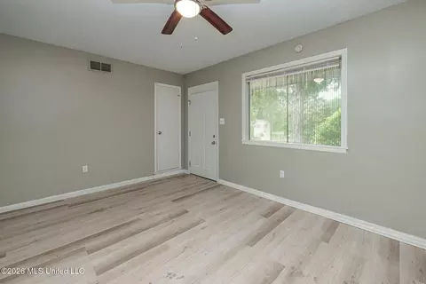 Living - 3229 Ridgeland Dr, Jackson, MS 39212 photo 3 of 3