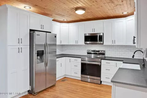 Kitchen - 528 Arkabutla Dam Rd, Coldwater, MS 38618 photo 2 of 4