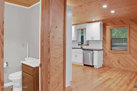 Entry Way - 528 Arkabutla Dam Rd, Coldwater, MS 38618 photo 3 of 7