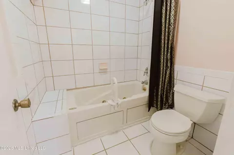 Bath - 3830 Forest Hill Rd, Jackson, MS 39212 photo 4 of 8