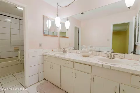 Bath - 3830 Forest Hill Rd, Jackson, MS 39212 photo 3 of 8
