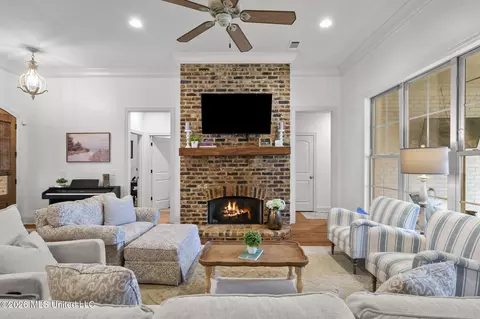 Living - 132 Claiborne St, Madison, MS 39110 photo 3 of 4