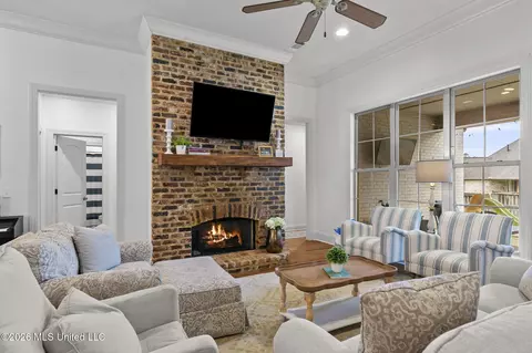 Living - 132 Claiborne St, Madison, MS 39110 photo 2 of 4