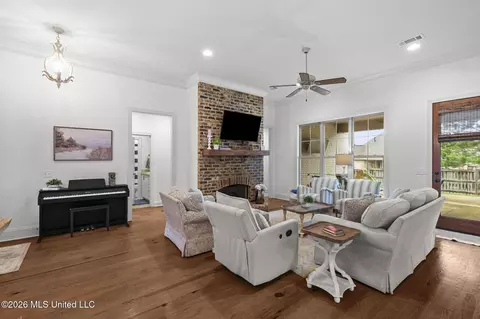Living - 132 Claiborne St, Madison, MS 39110 photo 1 of 4