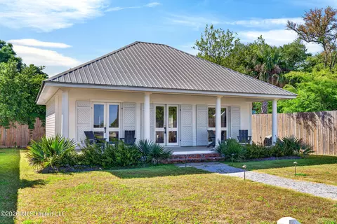 506 N Beach Blvd, Bay Saint Louis, MS 39520