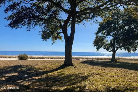 517 N Beach Blvd, Waveland, MS 39576