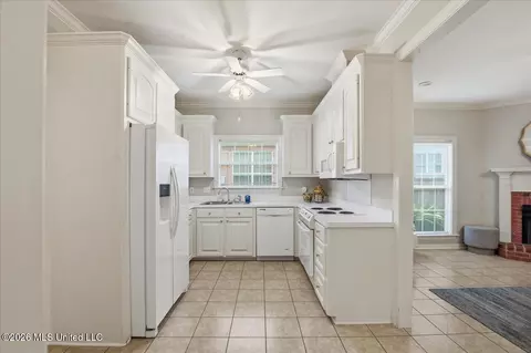 Kitchen - 23 Spring Lake Cir, Pearl, MS 39208 photo 2 of 3