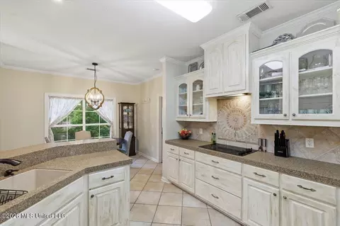 Kitchen - 140 Spindlewood Dr, Madison, MS 39110 photo 4 of 4