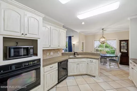 Kitchen - 140 Spindlewood Dr, Madison, MS 39110 photo 3 of 4