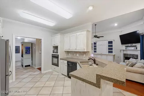 Kitchen - 140 Spindlewood Dr, Madison, MS 39110 photo 2 of 4