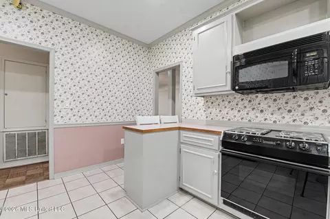 Kitchen - 7881 Hilo Way, Diamondhead, MS 39525 photo 3 of 3