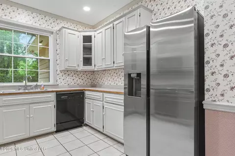 Kitchen - 7881 Hilo Way, Diamondhead, MS 39525 photo 2 of 3