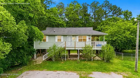 8621 Old Stage Rd, Moss Point, MS 39562