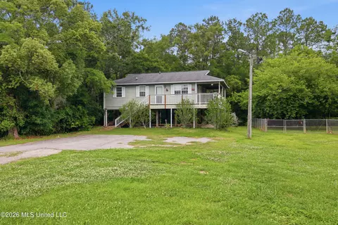 8621 Old Stage Rd, Moss Point, MS 39562