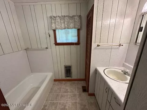 Bath - 3100 River Ridge Rd, Summit, MS 39666 photo 3 of 5