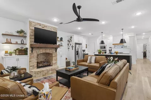 Living - 111 Colebrooke Cv, Florence, MS 39073 photo 2 of 4