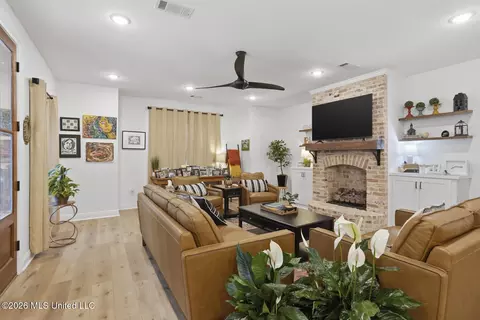 Living - 111 Colebrooke Cv, Florence, MS 39073 photo 4 of 4