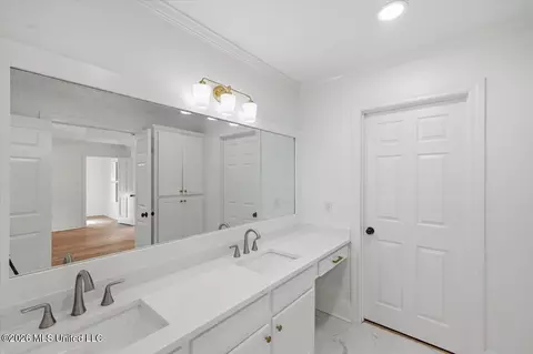 Bath - 427 Autumn Oak Dr, Madison, MS 39110 photo 1 of 5