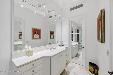 Bath - 2135 Eastover Dr, Jackson, MS 39211 photo 4 of 4