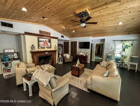 Living - 503 E Government St, Brandon, MS 39042 photo 2 of 5