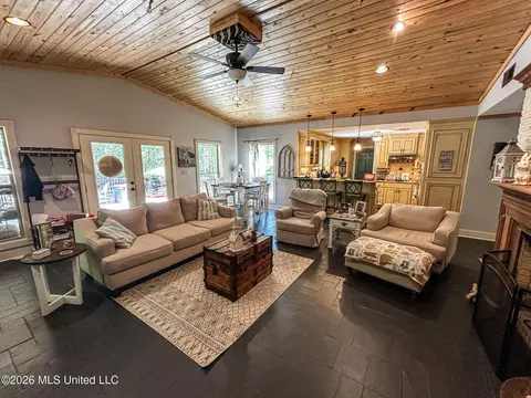 Living - 503 E Government St, Brandon, MS 39042 photo 4 of 5