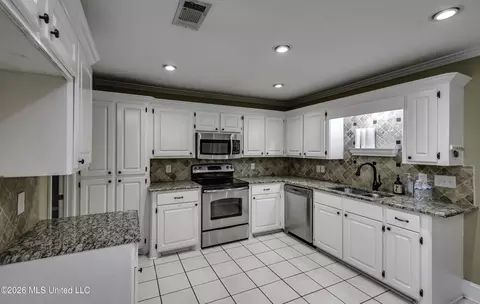 Kitchen - 1229 Crossview Ct, Brandon, MS 39042 photo 2 of 4