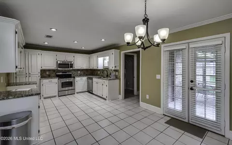 Kitchen - 1229 Crossview Ct, Brandon, MS 39042 photo 3 of 4