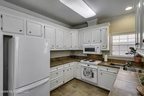Kitchen - 138 Chestnut Dr, Brandon, MS 39047 photo 2 of 7