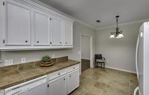 Kitchen - 138 Chestnut Dr, Brandon, MS 39047 photo 6 of 7