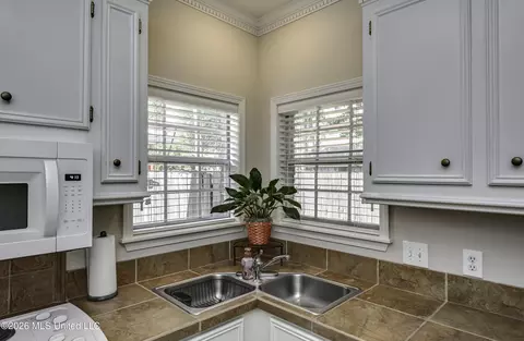 Kitchen - 138 Chestnut Dr, Brandon, MS 39047 photo 5 of 7