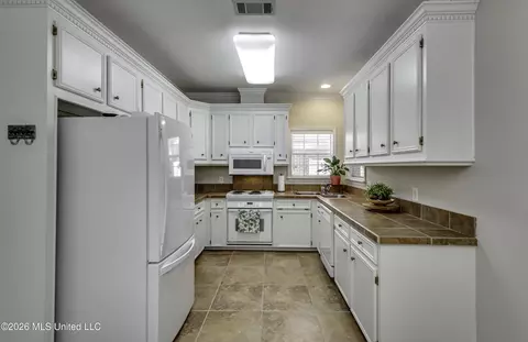 Kitchen - 138 Chestnut Dr, Brandon, MS 39047 photo 1 of 7