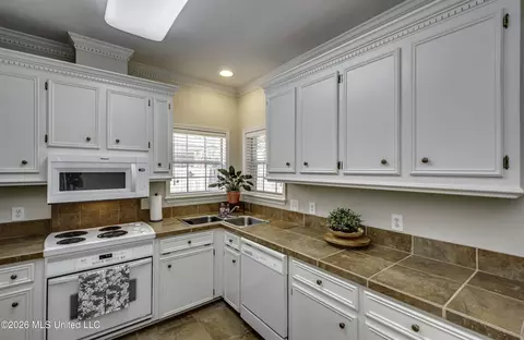 Kitchen - 138 Chestnut Dr, Brandon, MS 39047 photo 3 of 7